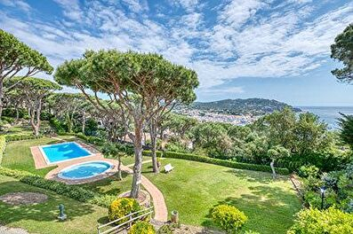 Apartamento con Piscina, Vistas al mar, Wifi, Parking y jardín en Calella de Palafrugell - Alquiler Turístico