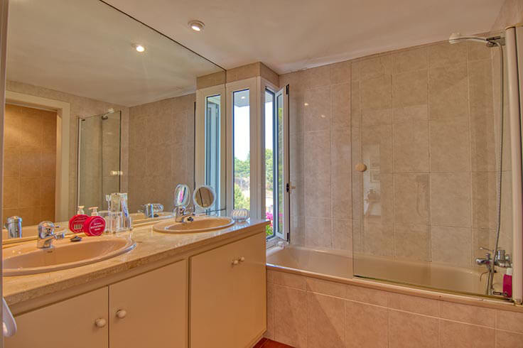 Casa individual 4 dormitorios con Piscina, Vistas al mar, Barbacoa y jardín en Mont-ras - Compra - Venta