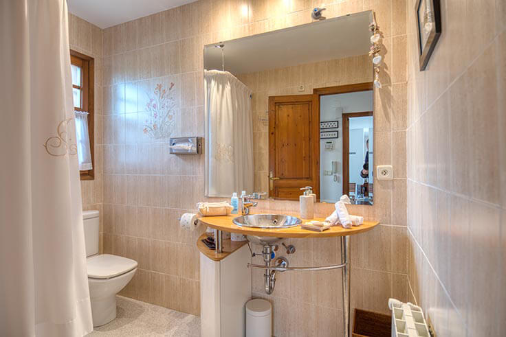 Casa individual 5 dormitorios con Piscina, Vistas al mar y jardín en Tamariu - Compra - Venta