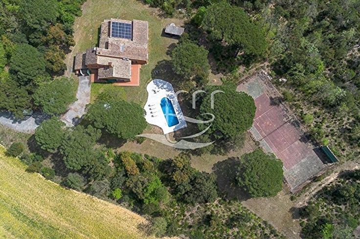 Chalet 6 dormitorios con Piscina y jardín en Llagostera - Compra - Venta