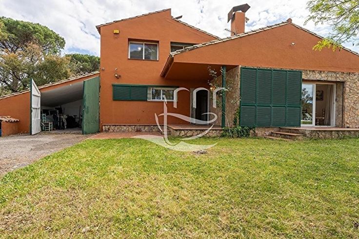 Chalet 6 dormitorios con Piscina y jardín en Llagostera - Compra - Venta