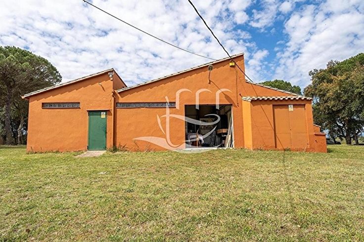 Chalet 6 dormitorios con Piscina y jardín en Llagostera - Compra - Venta