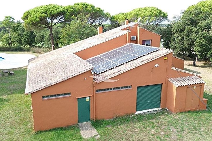 Chalet 6 dormitorios con Piscina y jardín en Llagostera - Compra - Venta