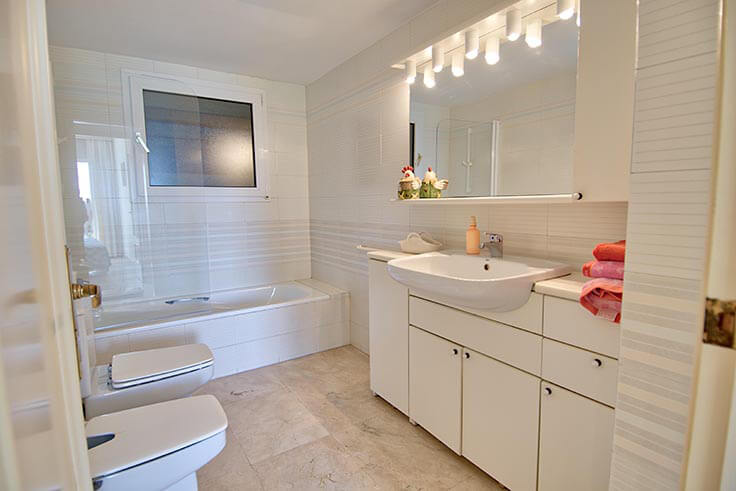 Casa amb Piscina, Vistes al mar i PÃ rquing a Calonge - Compra Venda