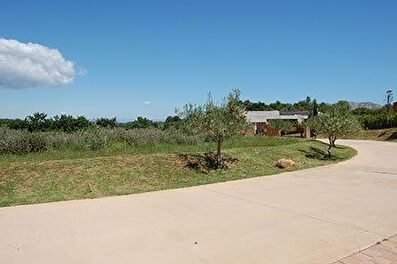 Parcela con jardín en LlabiÃ  - Compra - Venta