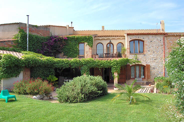 Casa de pueblo con Piscina en Vilamacolum - Compra Venta