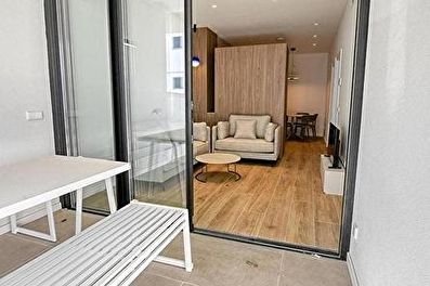 Elegante apartamento planta baja con piscina comunitaria  a 150 metros del mar.