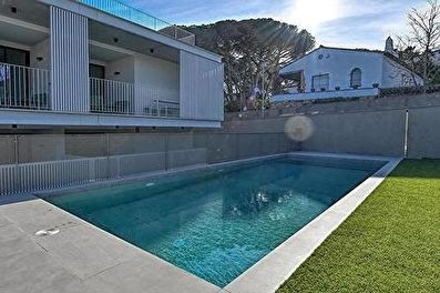 Elegante apartamento con piscina comunitaria  a 150 metros del mar.