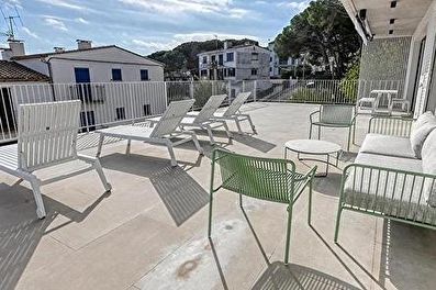 Esplèndid àtic amb piscina comunitària  a 150 metres del mar.