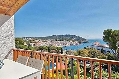 Espectacular apartamento alto standing, con piscina comunitaria  en segunda línea con vistas al mar a 250 metros de la playa.