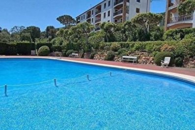 Renovat apartament planta baixa amb jardí privat i piscina comunitària.