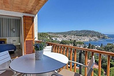 Exclusiu apartament amb piscina comunitària  a segona línia amb vistes al mar a 250 metres de la platja.