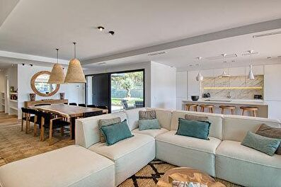 Beautiful chalet high standing, modern, 2 floors with garden and private swimming pool.