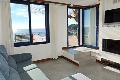 Exclusif appartement rez-de-chaussée front de mer avec vue sur la mer 10 mètres de la plage.