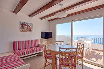 Pleasant apartment on the seafront overlooking the sea 50 meters from the beach.