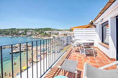 Exraordinary penthouse high standing, on the seafront overlooking the sea 75 meters from the beach.