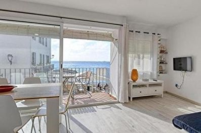 Pràctic apartament a primera línia amb vistes al mar a 10 metres de la platja.