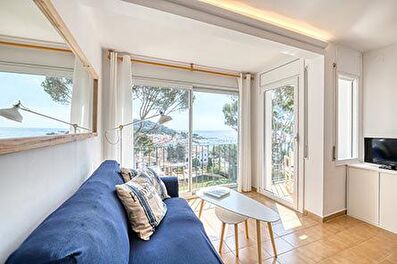 Cosy apartment practical, with community swimming pool  overlooking the sea 150 meters from the beach.