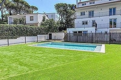 Fabuloso apartamento cómodo, con jardín privado y piscina comunitaria con vistas al mar.