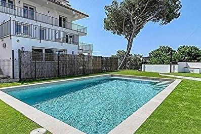 Fantástico apartamento cómodo, con piscina comunitaria  con vistas al mar.