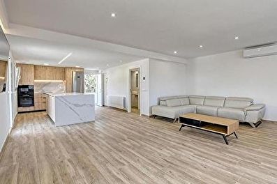 Ehrfürchtige Wohnung hochstehende, mit Gemeinschaftspool  Meerblick.