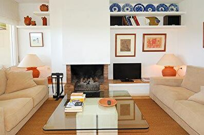 Agradable apartamento con piscina comunitaria  con vistas al mar.