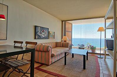 Encantador apartament planta baixa a primera línia amb vistes al mar a 10 metres de la platja molt a prop de la platgeta de Sant Roc a Calella de Palafrugell.