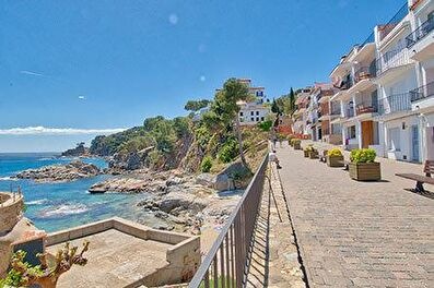 Splendid apartment on the seafront overlooking the sea 20 meters from the beach.