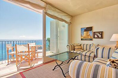 Fabulós apartament còmode, a primera línia amb vistes al mar a 20 metres de la platja.