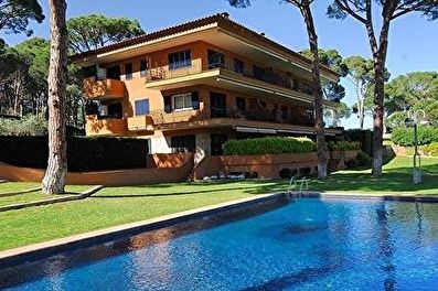 Agradable apartament planta baixa amb jardí privat i piscina comunitària a 200 metres del mar.