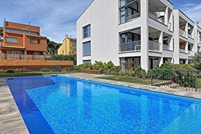 Fabuleux appartement minimaliste, rez-de-chaussée avec jardin privé et piscine communautaire 250 mètres de la mer.