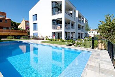 Exclusivo apartamento de diseño, con piscina comunitaria  con vistas al mar a 250 metros de la playa.