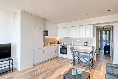 Exclusif appartement de design, avec piscine communautaire  avec vue sur la mer 250 mètres de la plage.