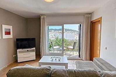 Céntrico apartamento práctico, a 50 metros del mar.