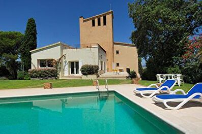 Grande maison individuelle minimaliste, avec 2 étages avec jardin et piscine privée avec vue sur la mer.