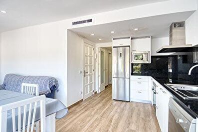 Modern apartament pràctic, a segona línia a 50 metres del mar.