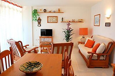 Acollidor apartament amb piscina comunitària.