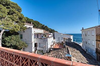 Centre-ville appartement avec vue sur la mer 50 mètres de la plage.