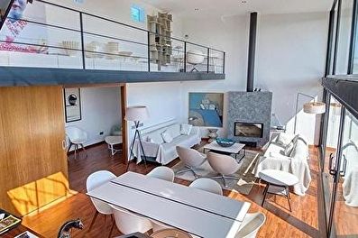 Spectaculaire maison de design, élégante, avec 3 étages avec piscine privée.