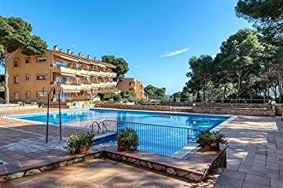 Impecable apartamento moderno, planta baja con piscina comunitaria  a 100 metros del mar.