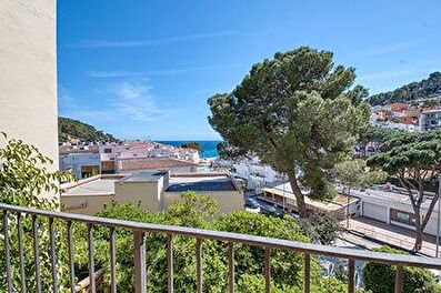 Ensoleillé appartement en deuxième ligne de mer avec vue sur la mer 210 mètres de la plage.