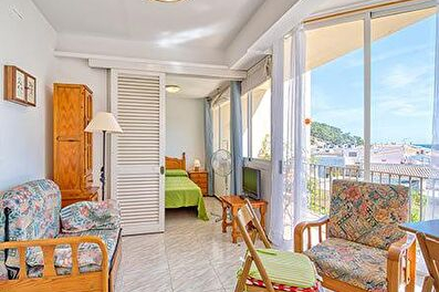 Assolellat apartament a segona línia amb vistes al mar a 210 metres de la platja.