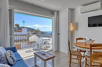 Exclusive penthouse second line from the sea overlooking the sea 50 meters from the beach.