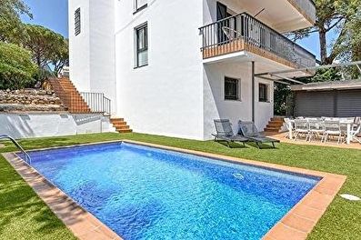 Spacieux chalet avec 3 étages avec jardin et piscine privée.