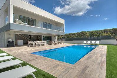 Espectacular chalet de diseño, de 2 plantas con jardín y piscina privada.