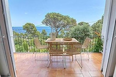 Agradable apartament a segona línia amb vistes al mar a 75 metres de la platja.