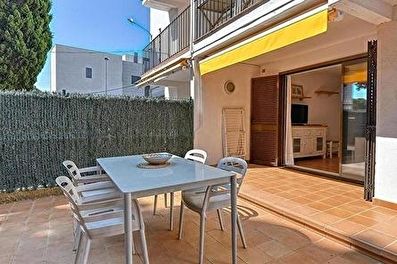 Central apartment practical, ground floor with community swimming pool  200 meters from the sea.