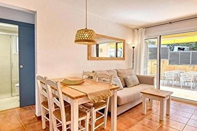 Central apartment practical, ground floor with community swimming pool  200 meters from the sea.