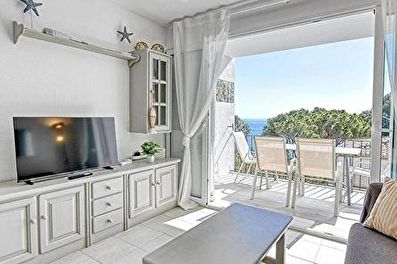 Agradable apartament a segona línia amb vistes al mar a 150 metres de la platja.