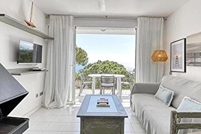Agradable apartament amb vistes al mar a 200 metres de la platja.